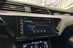 Valkoinen Audi Q8 e-tron 2024 kuva 19.