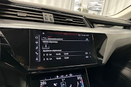 Valkoinen Audi Q8 e-tron 2024 kuva 20.