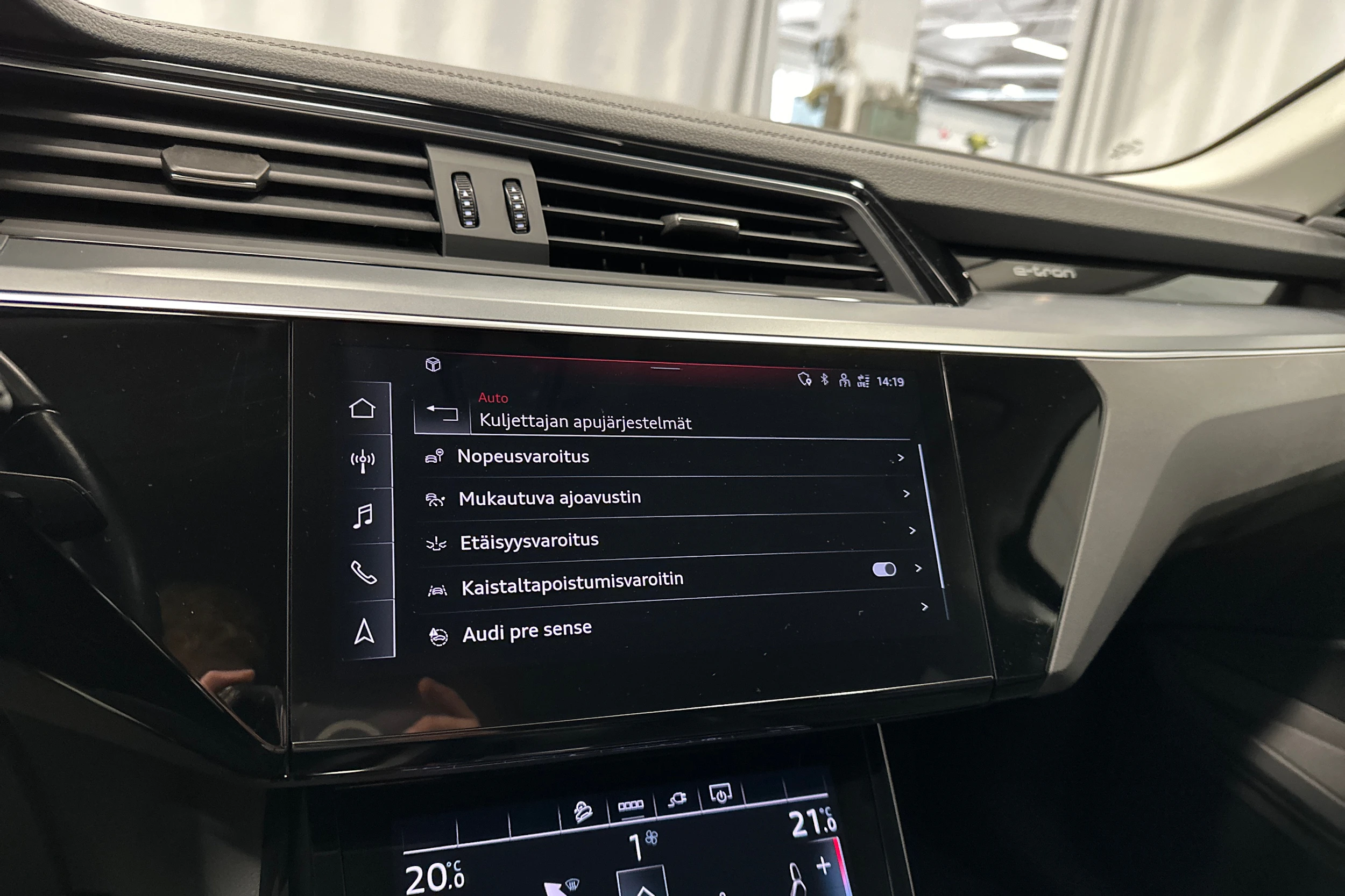 Valkoinen Audi Q8 e-tron 2024 kuva 21.