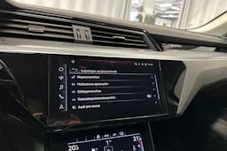 Valkoinen Audi Q8 e-tron 2024 kuva 21.