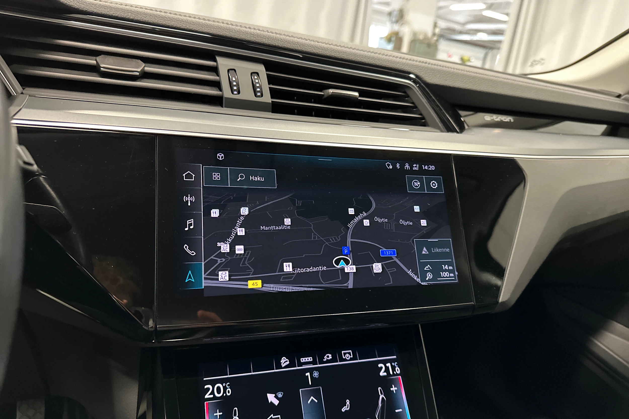 Valkoinen Audi Q8 e-tron 2024 kuva 22.