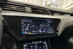 Valkoinen Audi Q8 e-tron 2024 kuva 22.