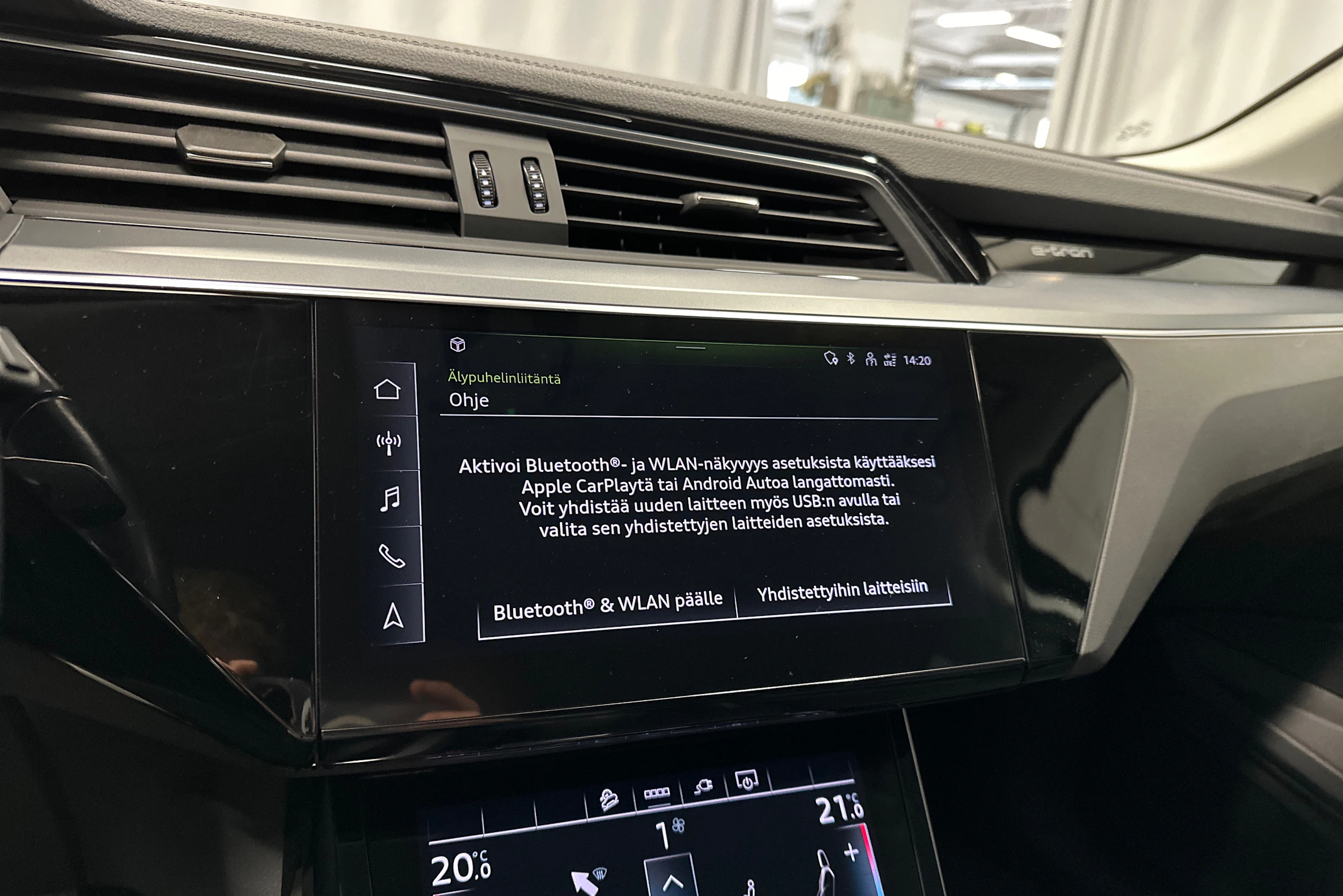 Valkoinen Audi Q8 e-tron 2024 kuva 23.