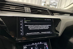 Valkoinen Audi Q8 e-tron 2024 kuva 23.