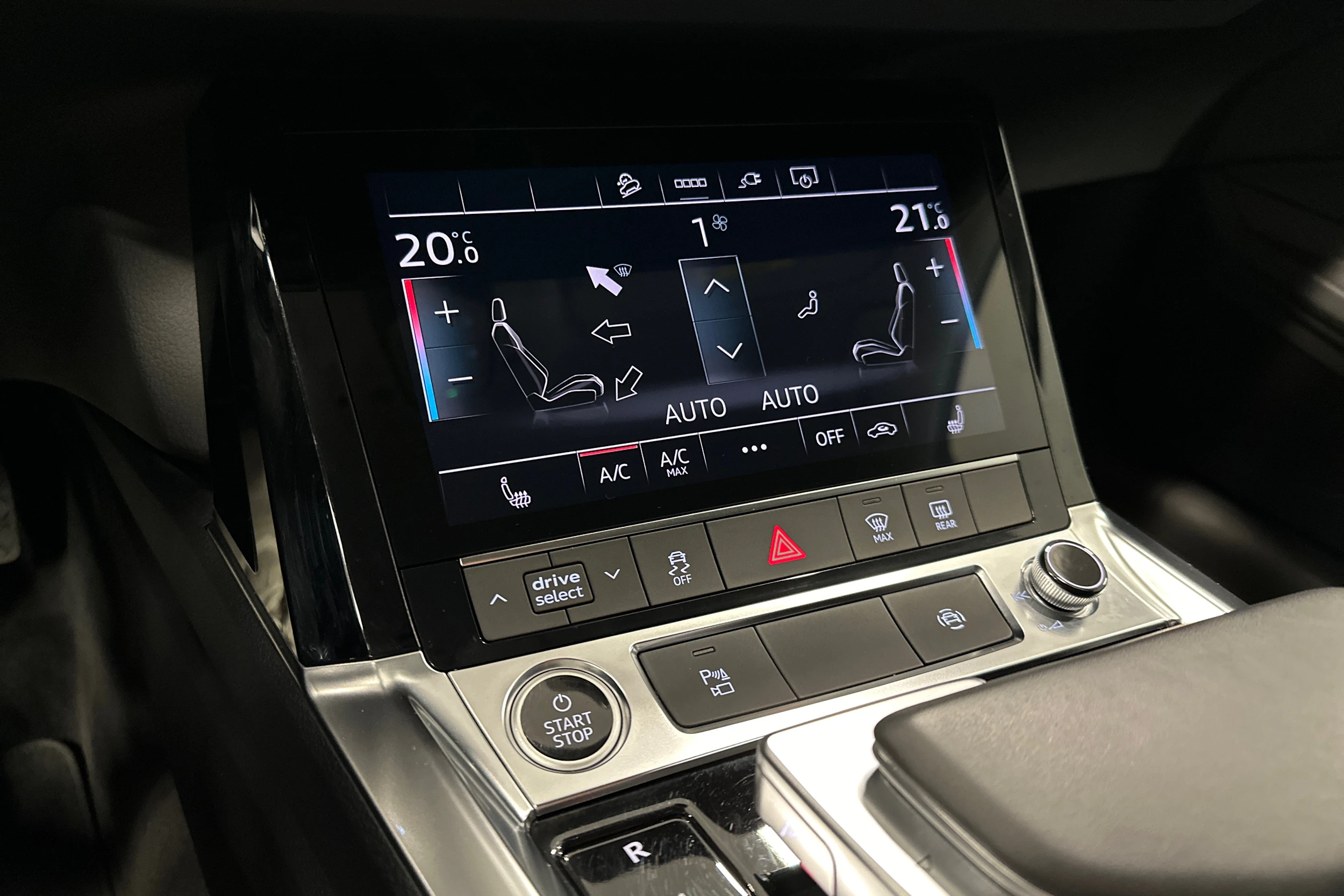 Valkoinen Audi Q8 e-tron 2024 kuva 24.