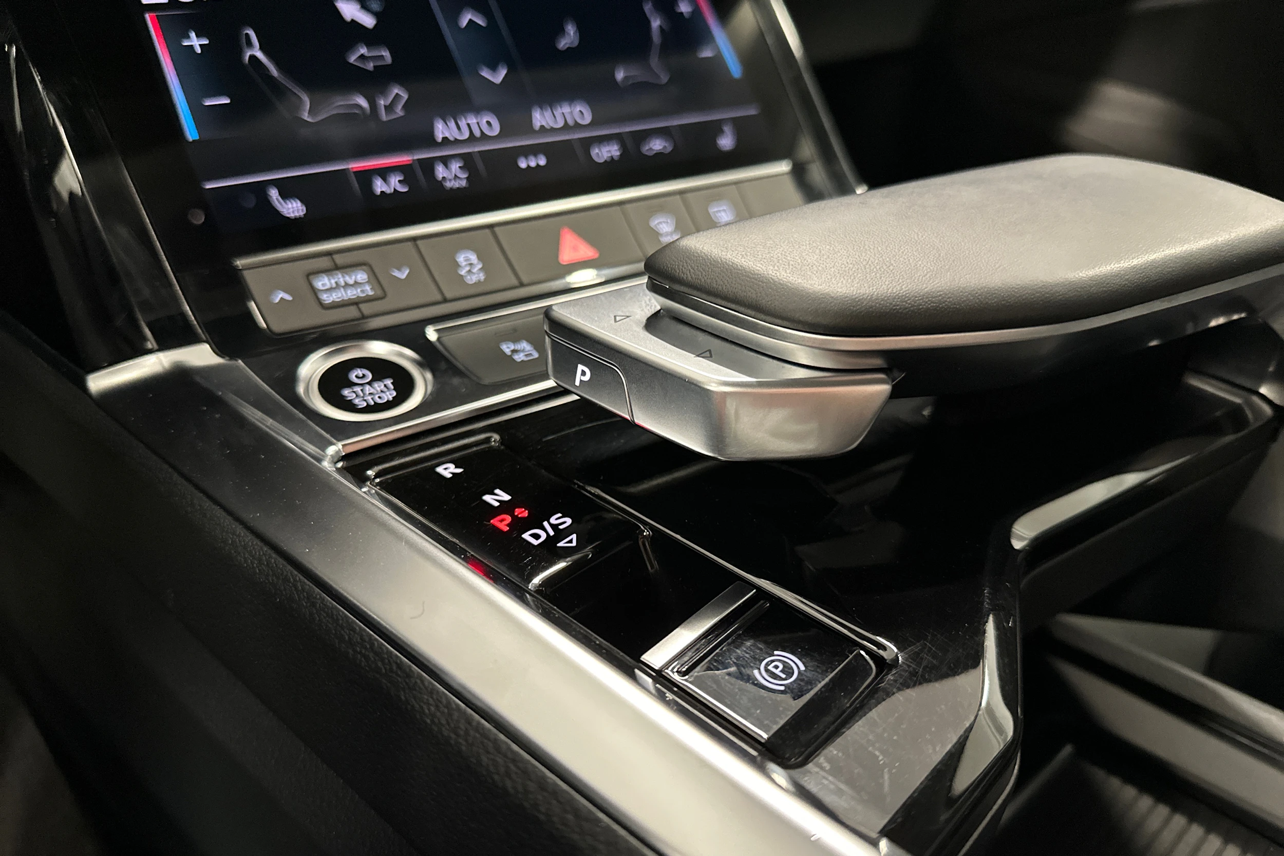 Valkoinen Audi Q8 e-tron 2024 kuva 25.