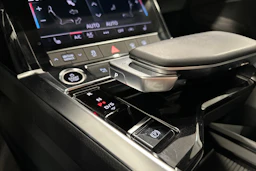 Valkoinen Audi Q8 e-tron 2024 kuva 25.