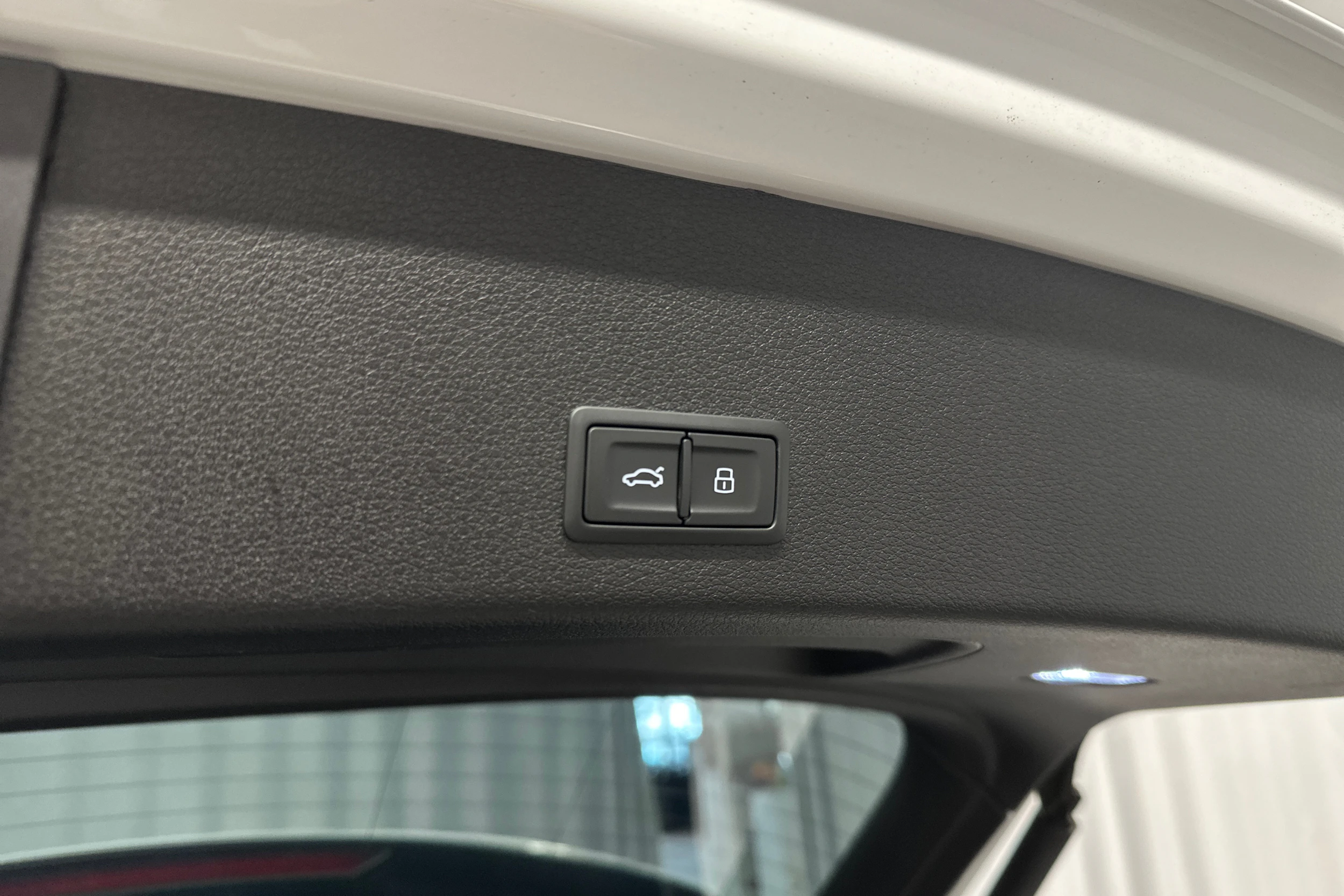 Valkoinen Audi Q8 e-tron 2024 kuva 28.
