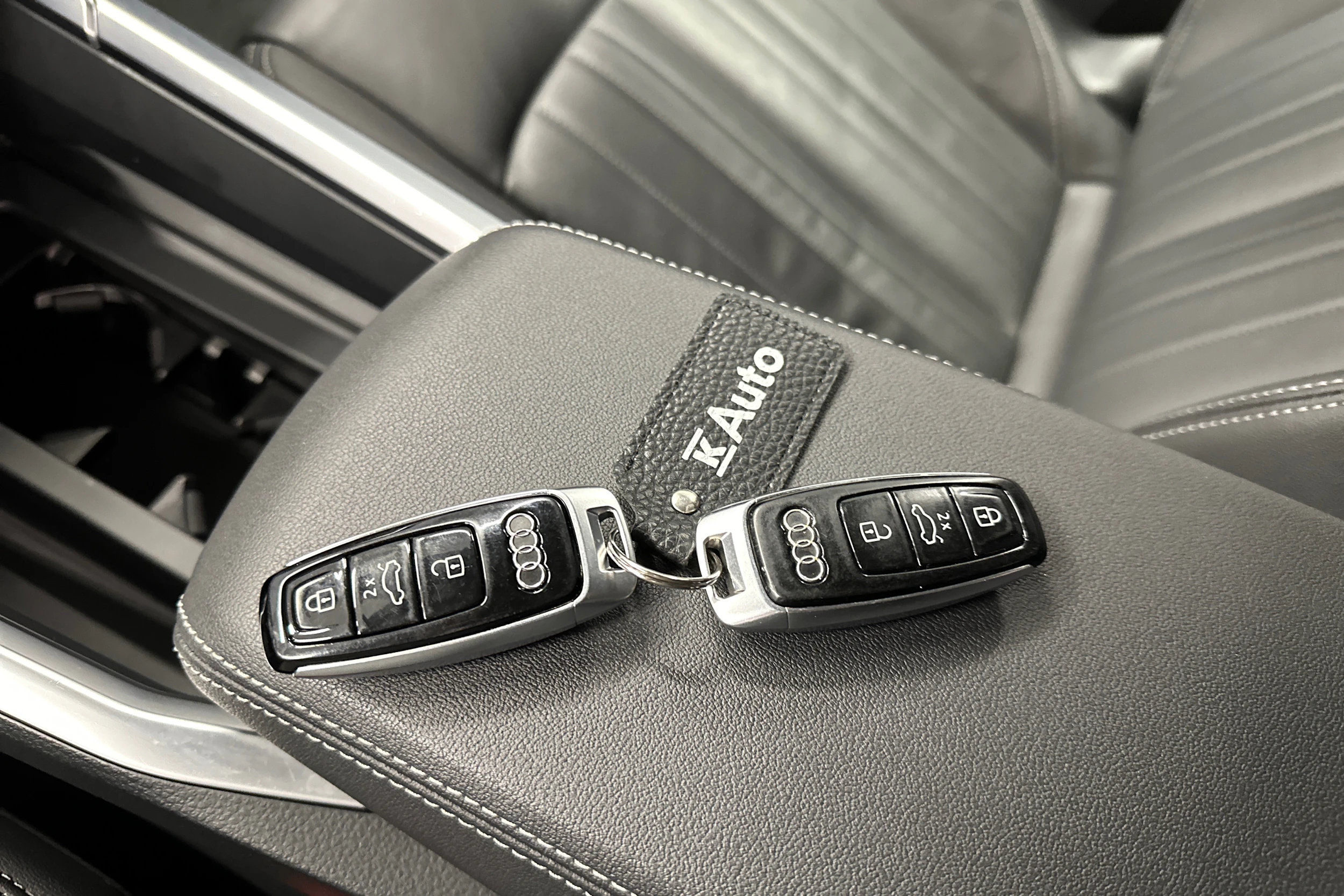Valkoinen Audi Q8 e-tron 2024 kuva 30.