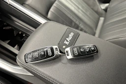 Valkoinen Audi Q8 e-tron 2024 kuva 30.