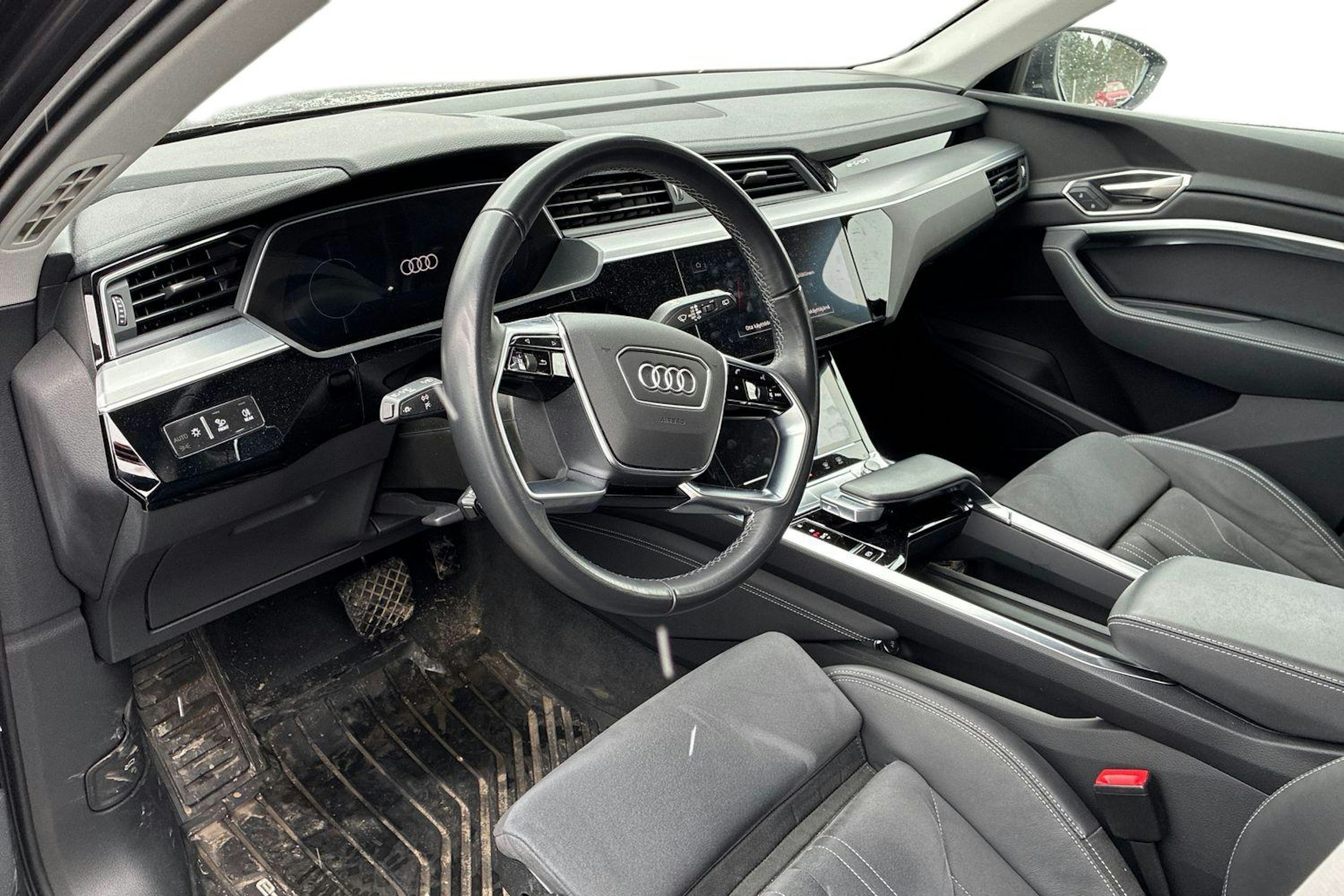 Ruskea (beige) Audi Q8 e-tron 2024 kuva 3.