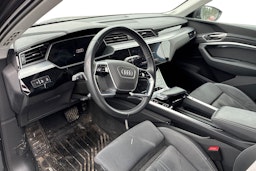 Ruskea (beige) Audi Q8 e-tron 2024 kuva 3.