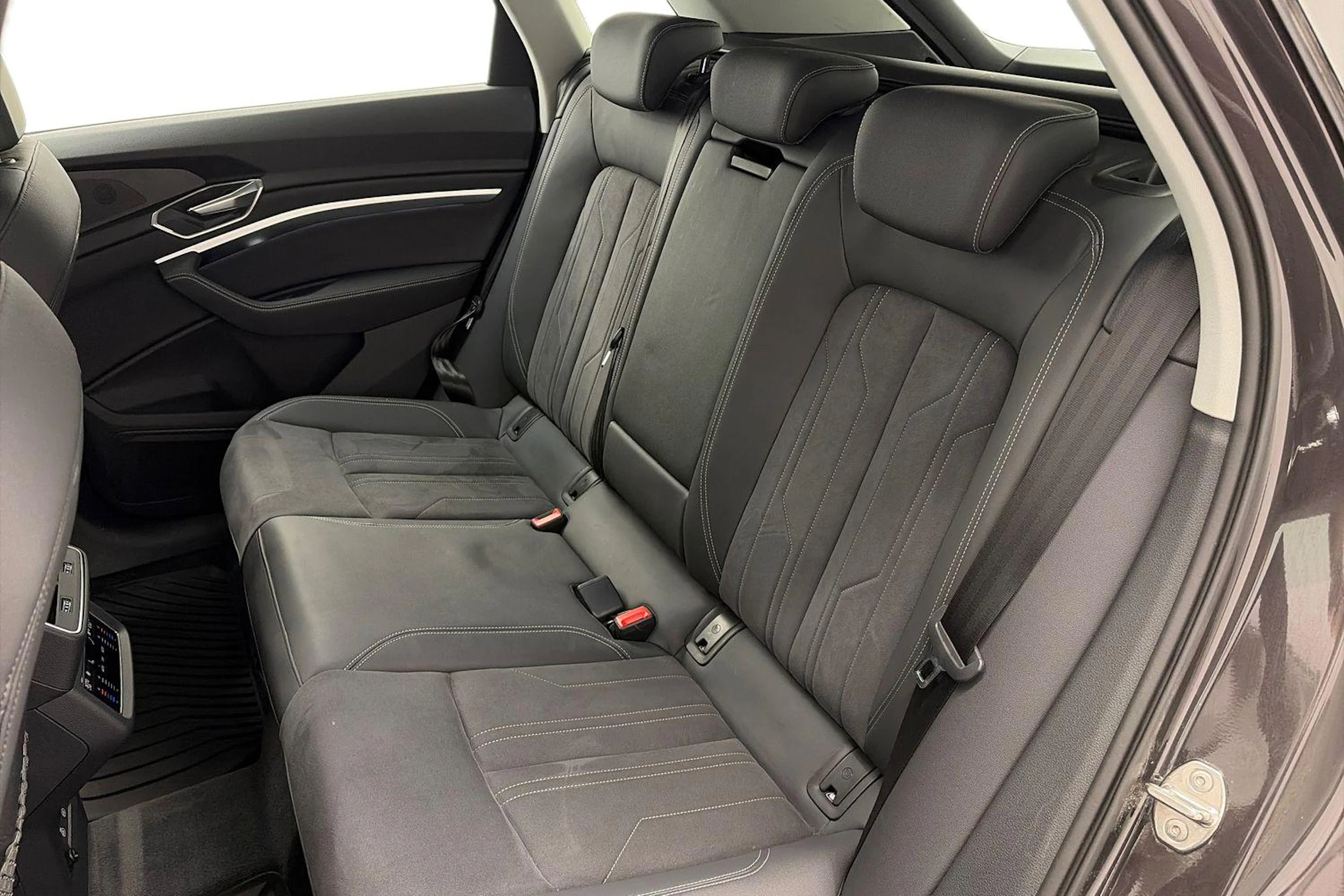 Ruskea (beige) Audi Q8 e-tron 2024 kuva 8.