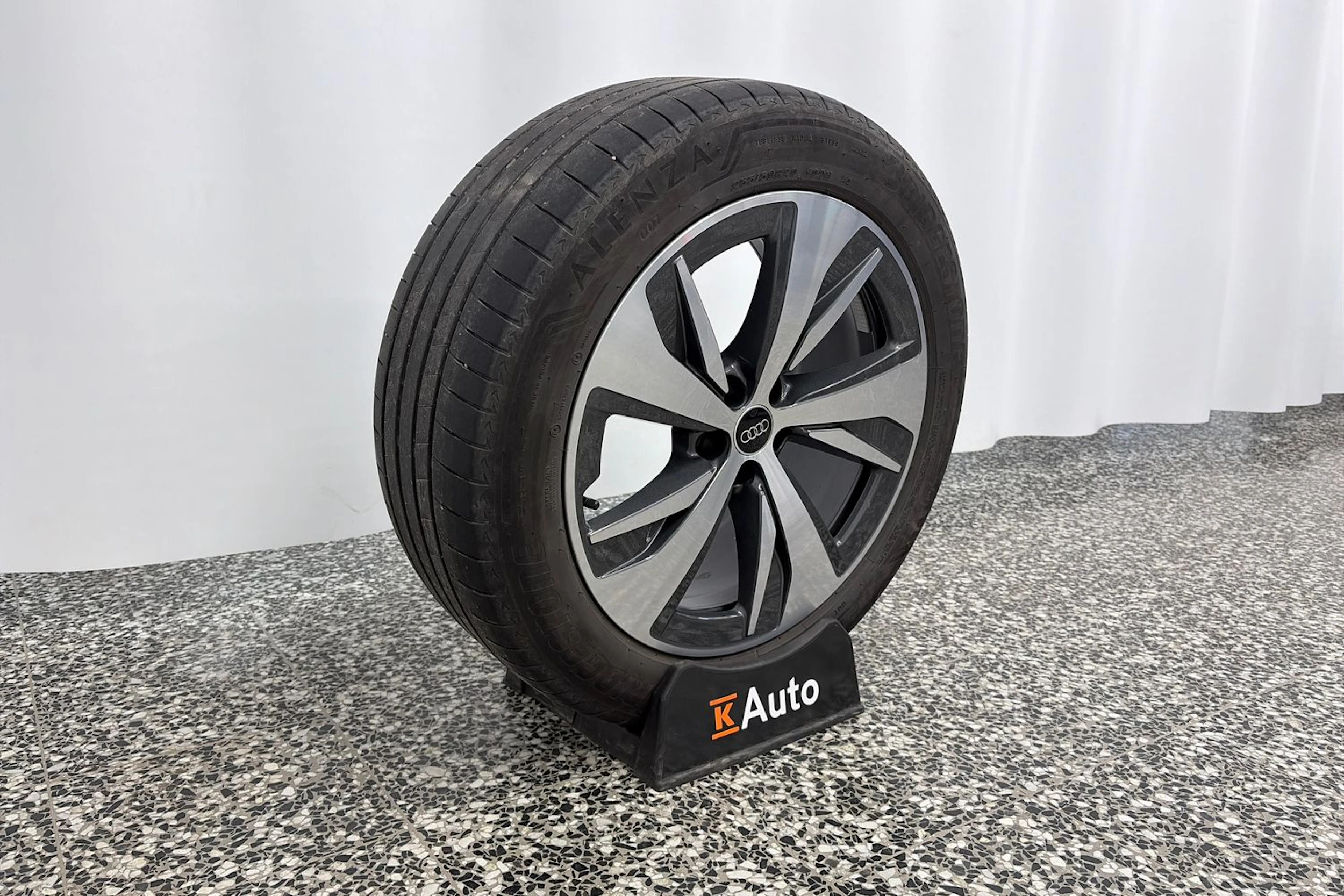 Ruskea (beige) Audi Q8 e-tron 2024 kuva 10.