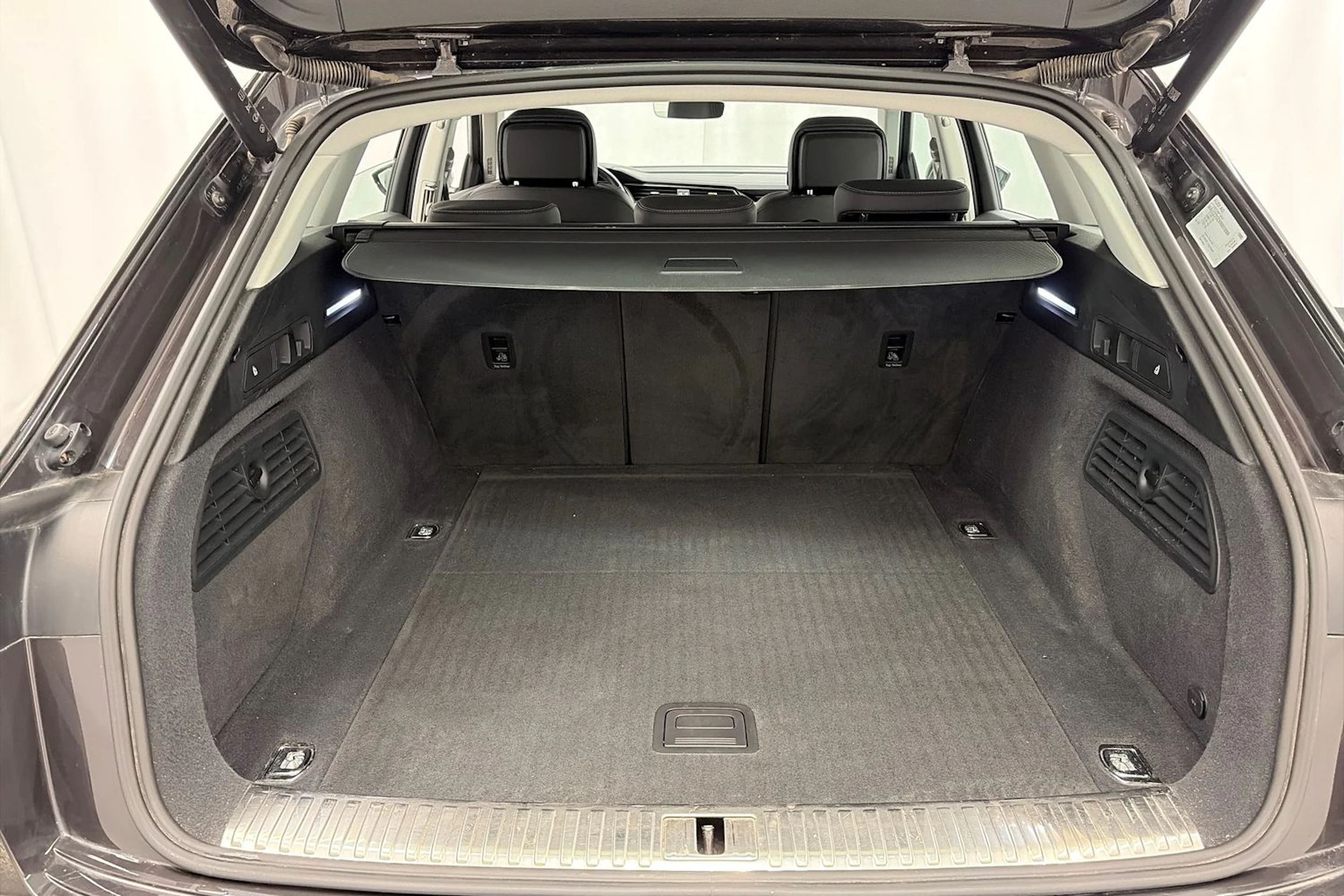 Ruskea (beige) Audi Q8 e-tron 2024 kuva 11.