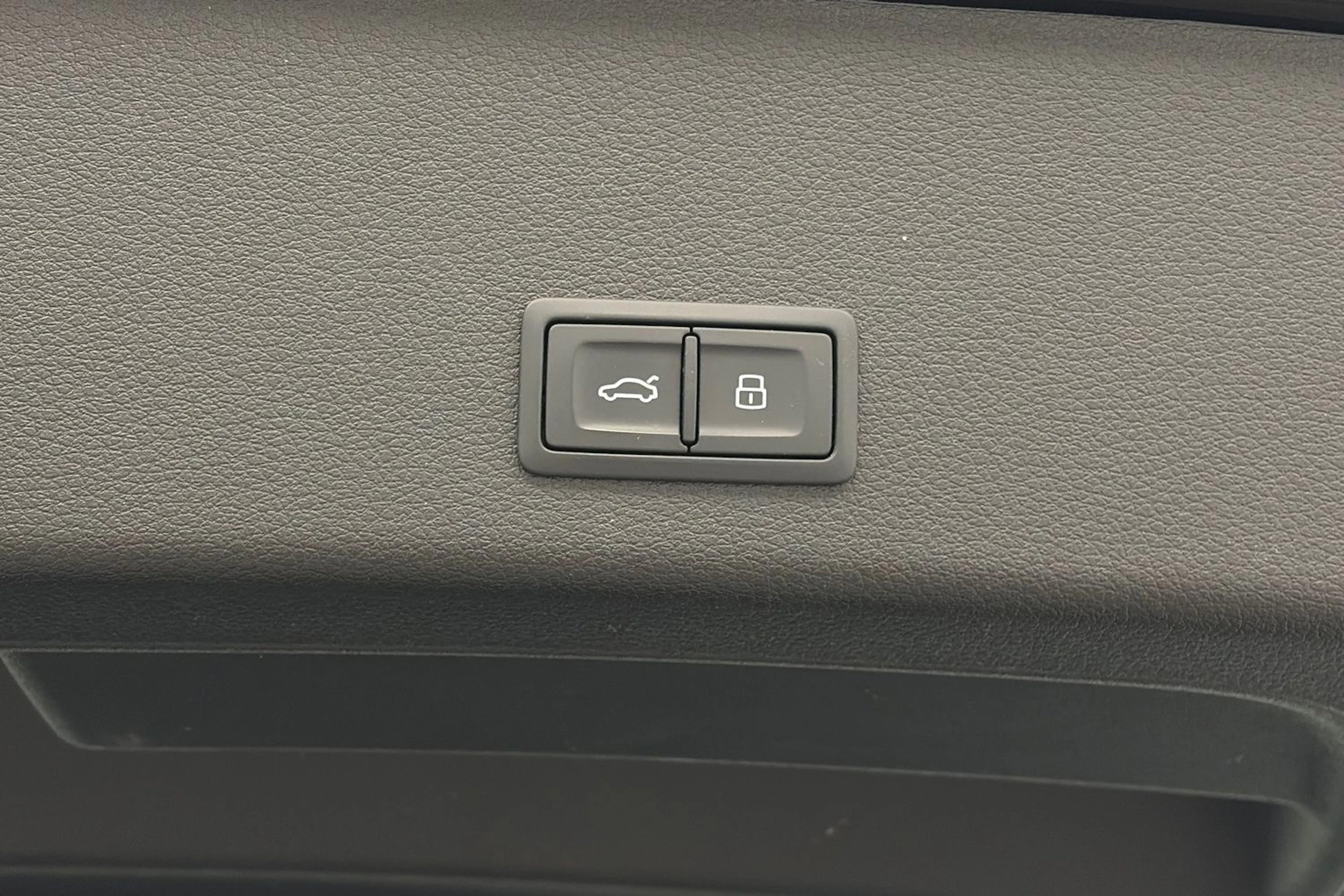 Ruskea (beige) Audi Q8 e-tron 2024 kuva 12.