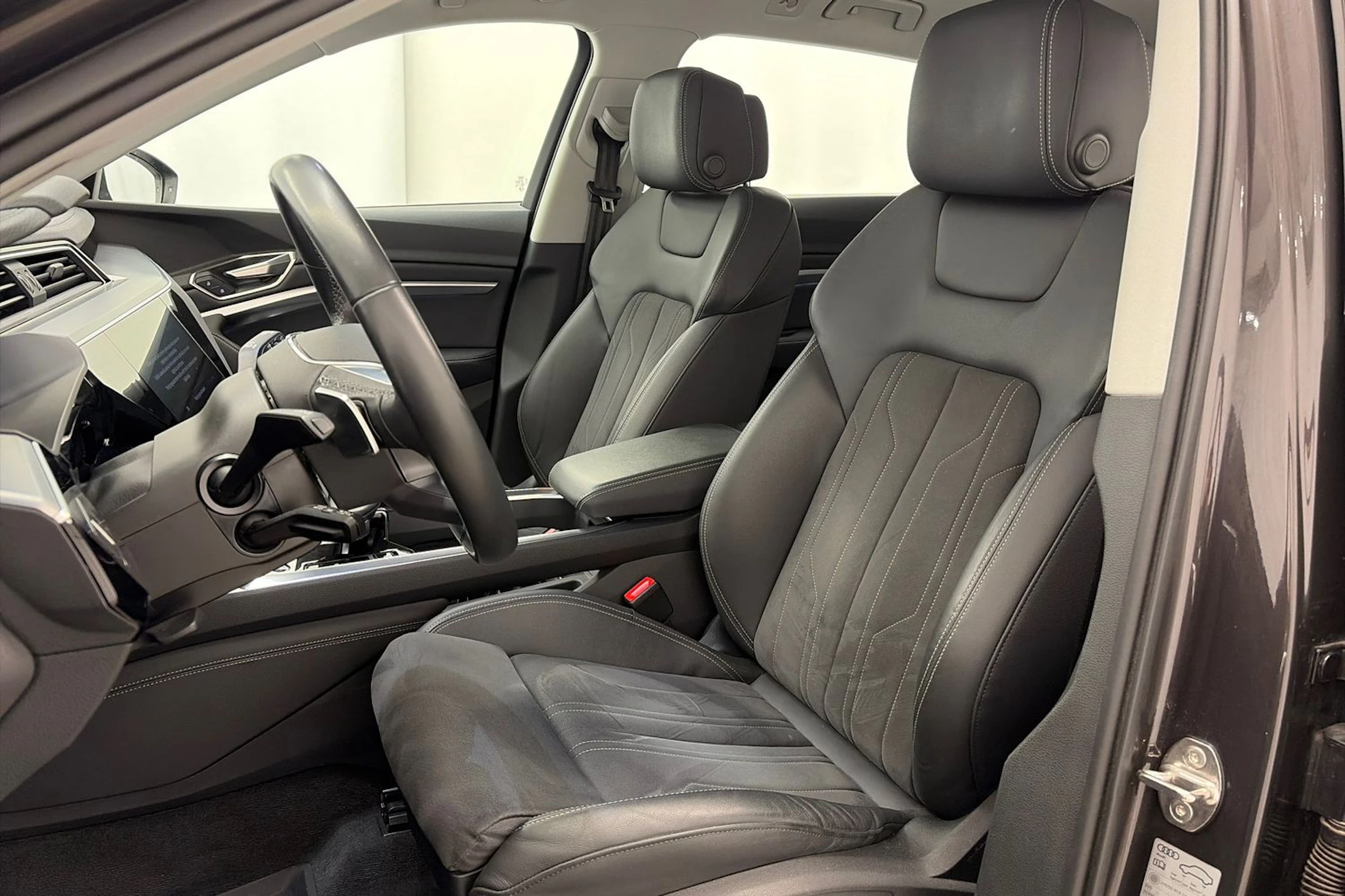 Ruskea (beige) Audi Q8 e-tron 2024 kuva 13.