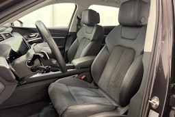 Ruskea (beige) Audi Q8 e-tron 2024 kuva 13.