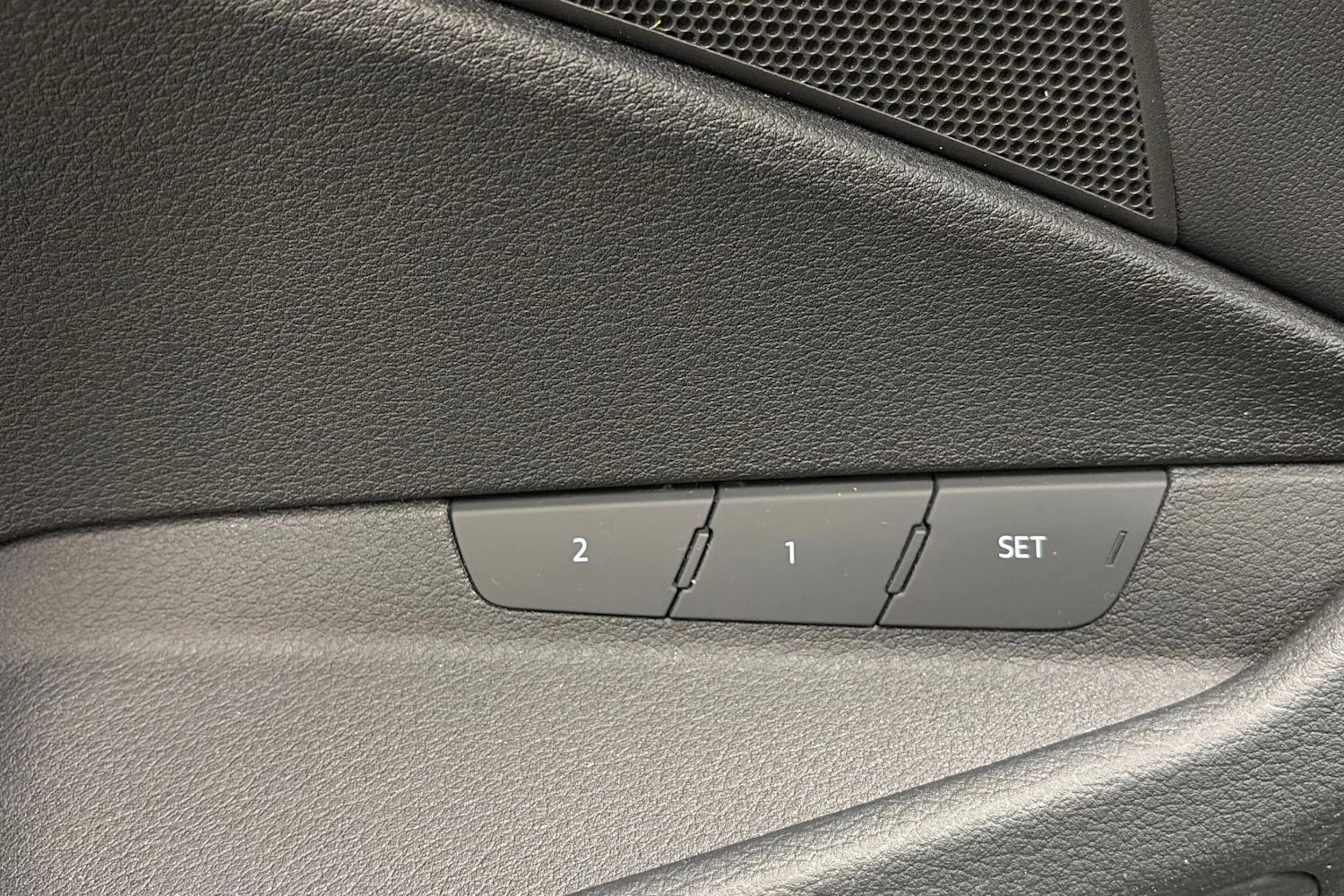 Ruskea (beige) Audi Q8 e-tron 2024 kuva 14.