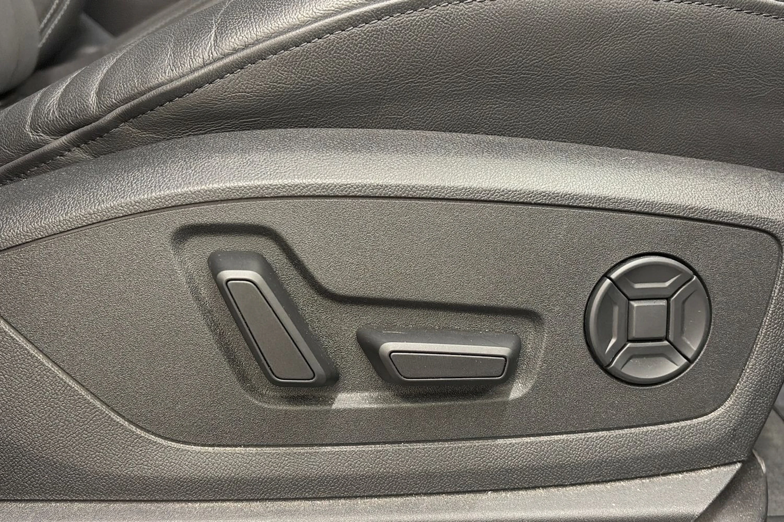 Ruskea (beige) Audi Q8 e-tron 2024 kuva 15.