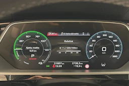 Ruskea (beige) Audi Q8 e-tron 2024 kuva 16.