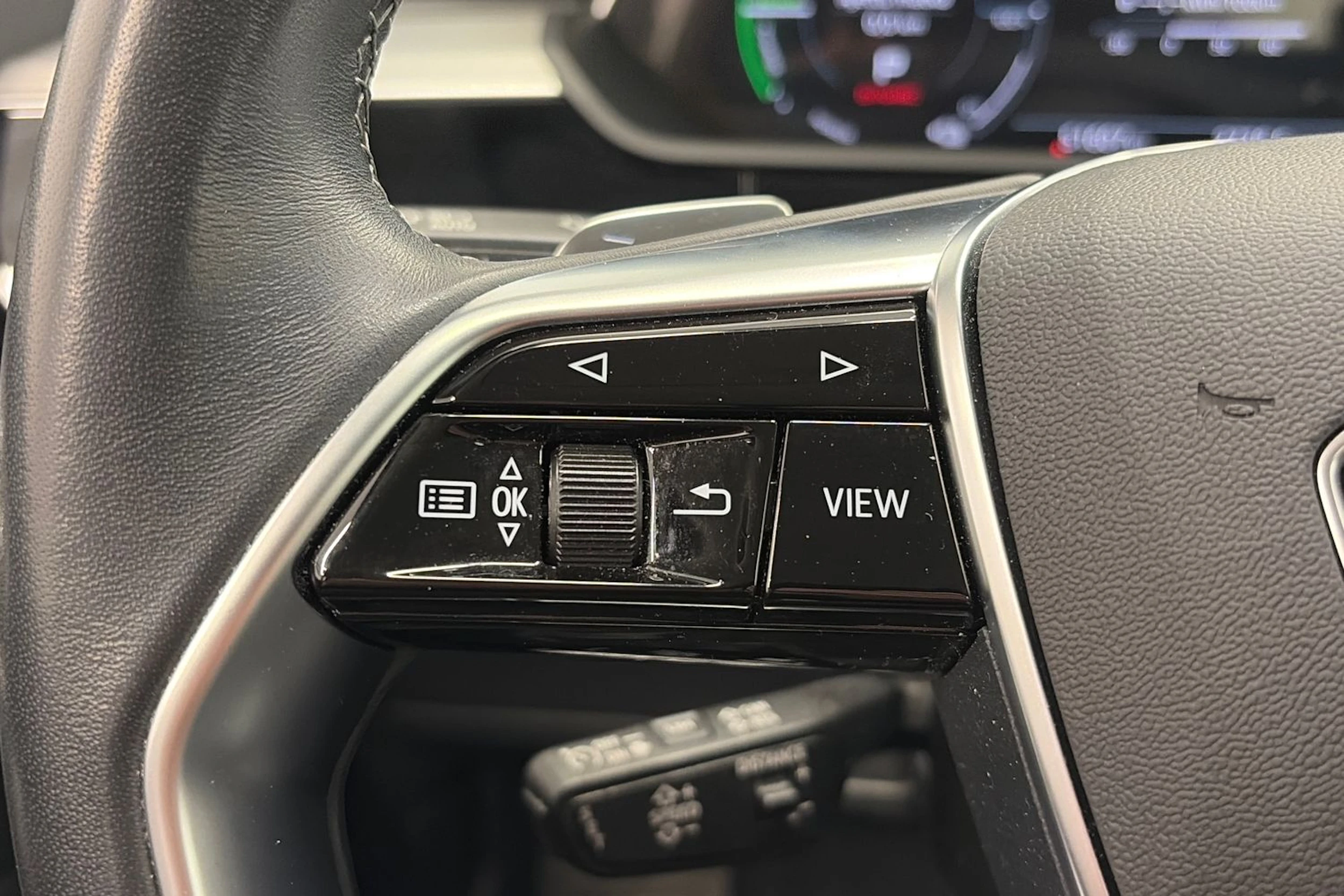 Ruskea (beige) Audi Q8 e-tron 2024 kuva 17.