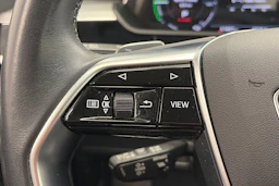 Ruskea (beige) Audi Q8 e-tron 2024 kuva 17.