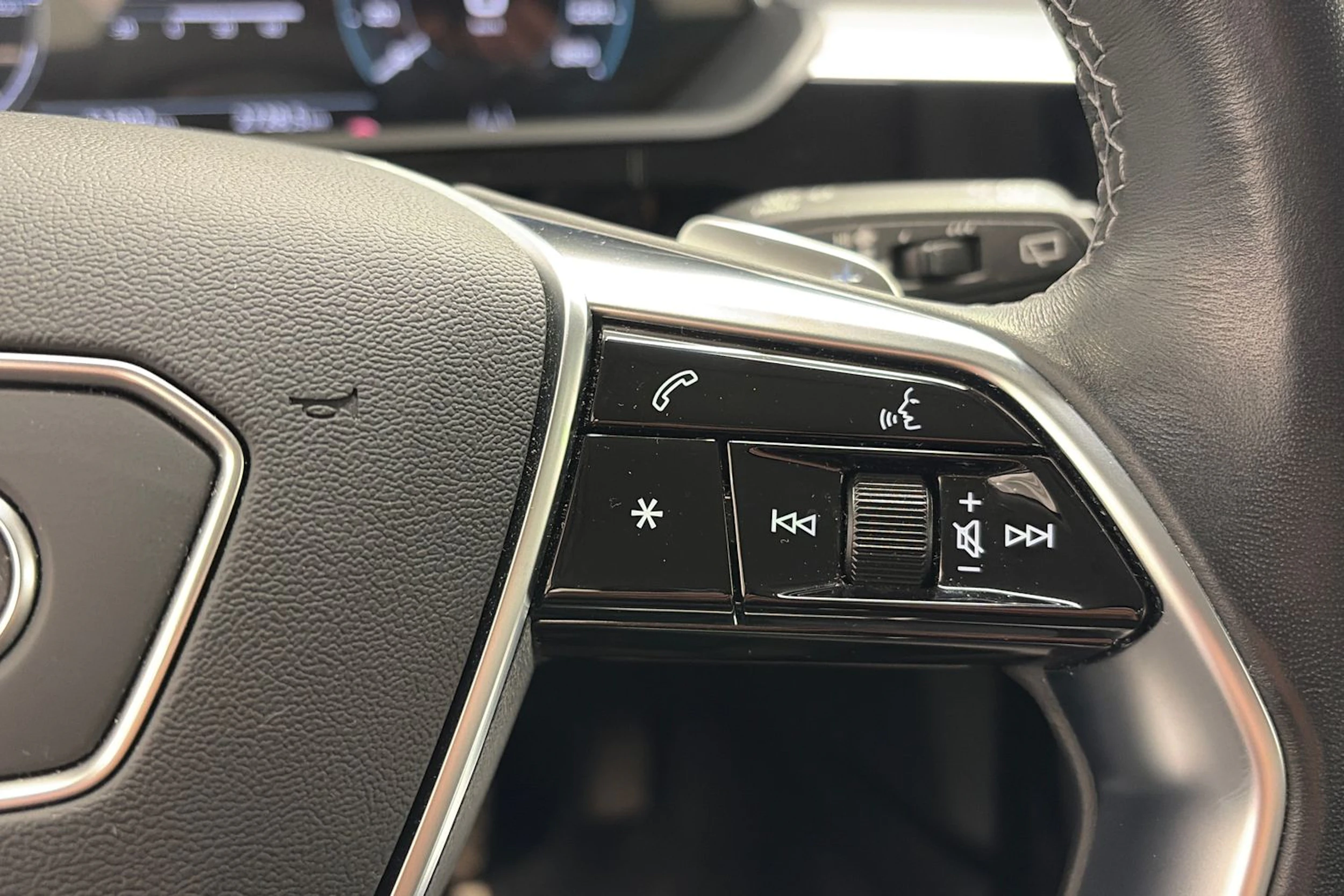 Ruskea (beige) Audi Q8 e-tron 2024 kuva 18.