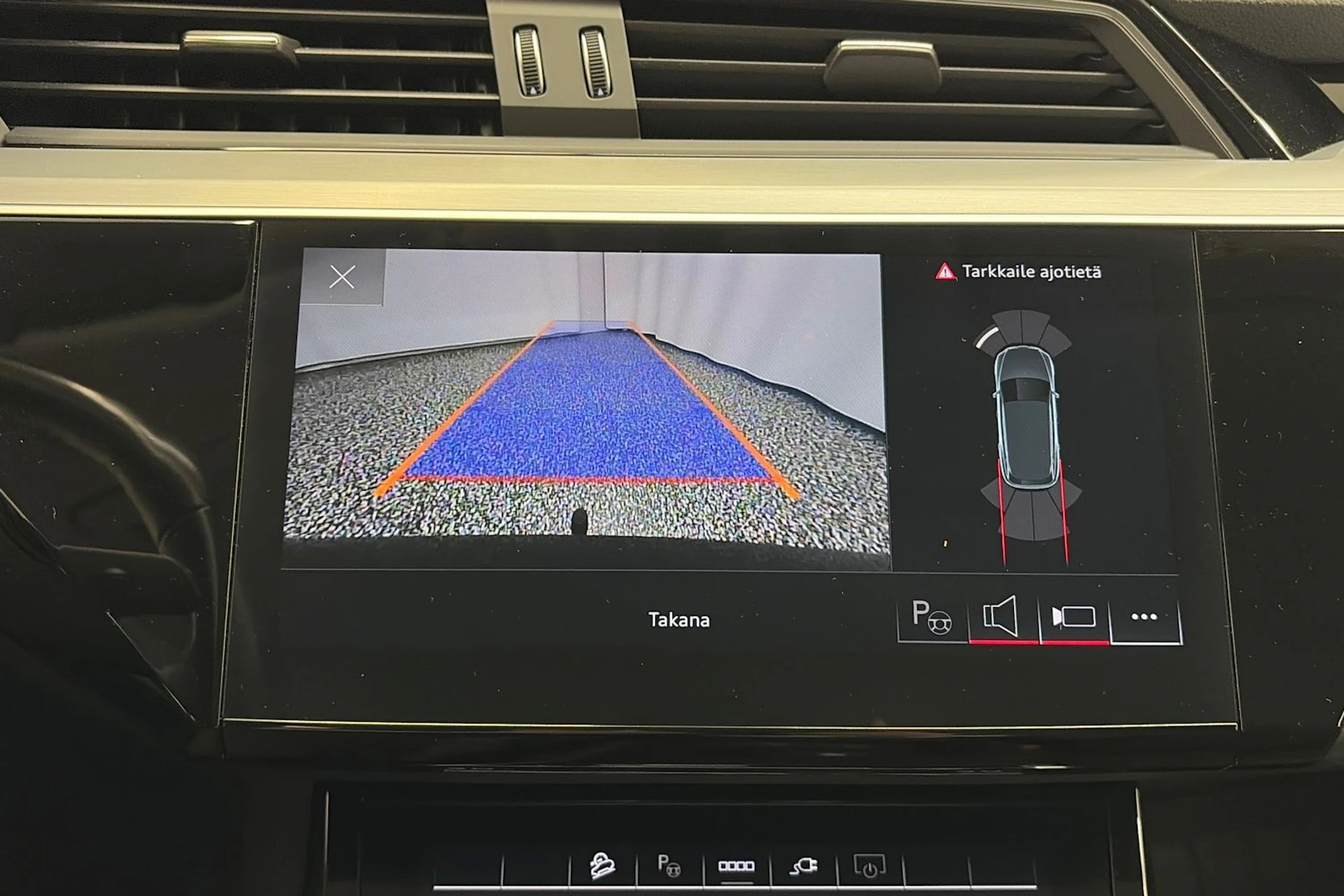 Ruskea (beige) Audi Q8 e-tron 2024 kuva 21.