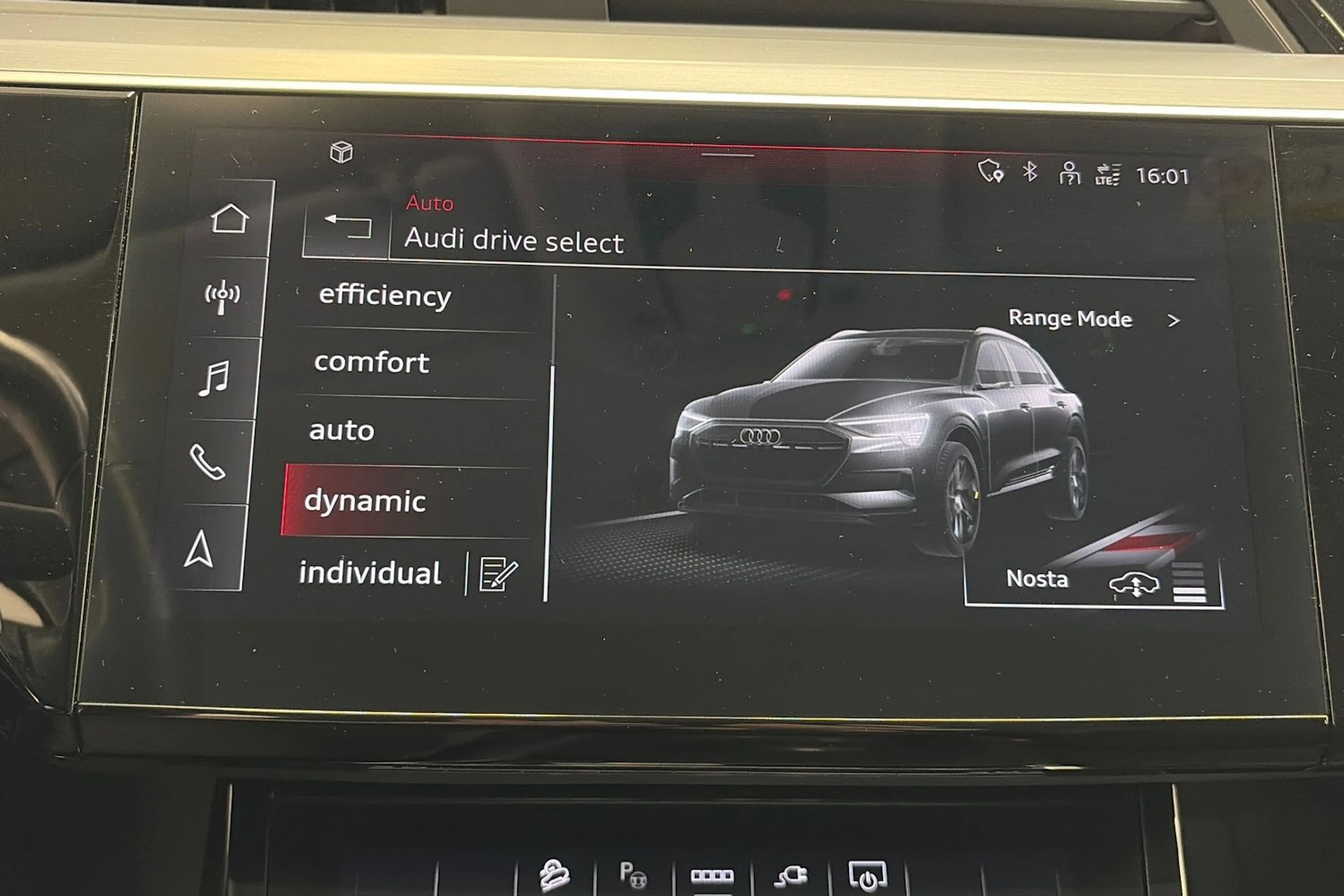 Ruskea (beige) Audi Q8 e-tron 2024 kuva 23.