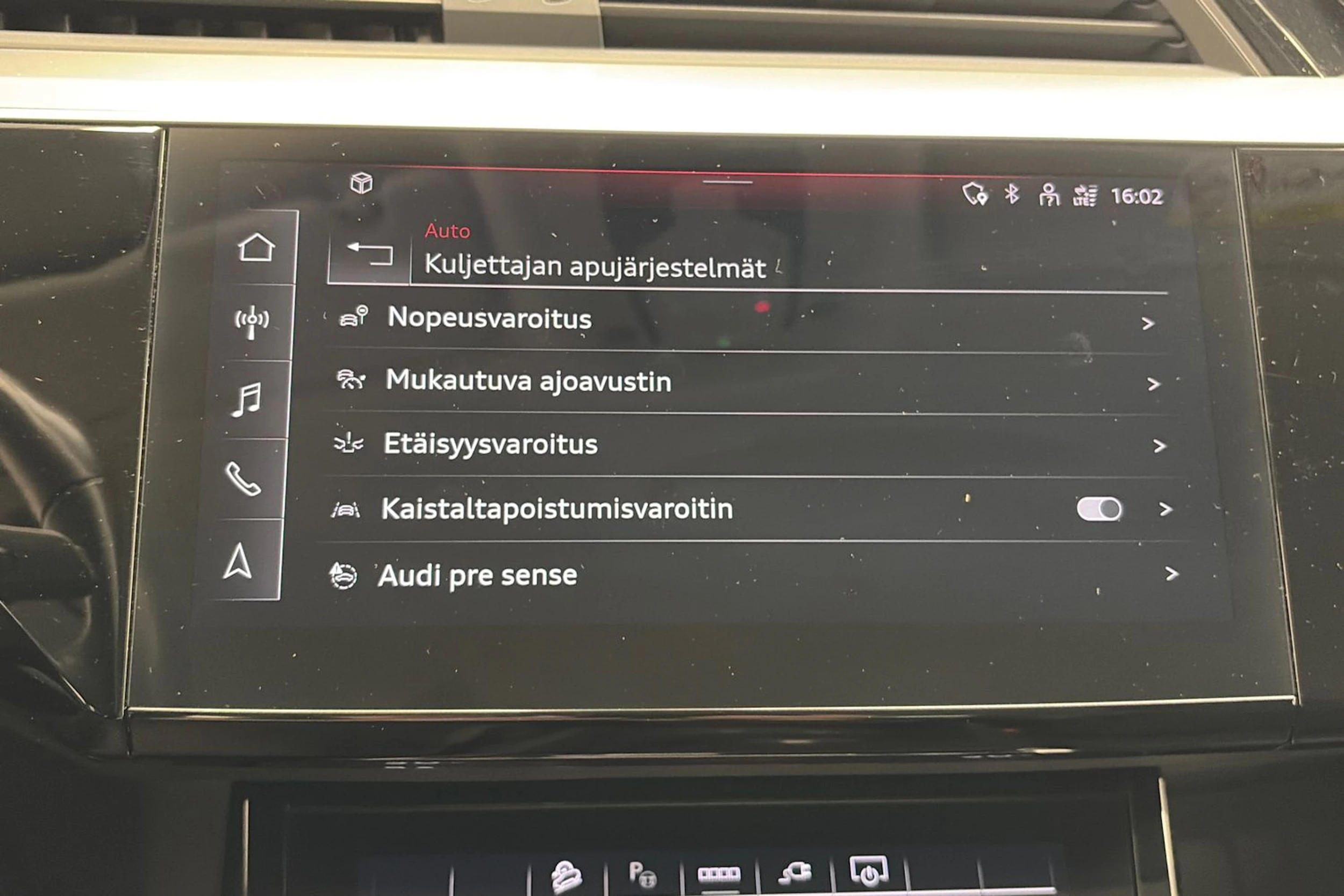 Ruskea (beige) Audi Q8 e-tron 2024 kuva 24.