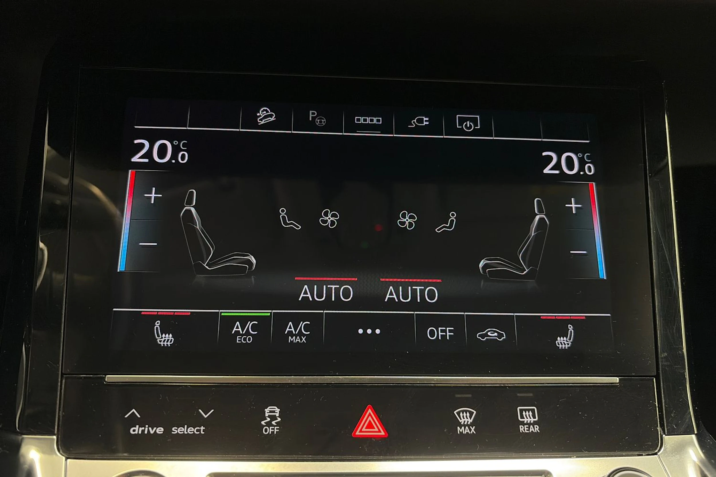 Ruskea (beige) Audi Q8 e-tron 2024 kuva 25.