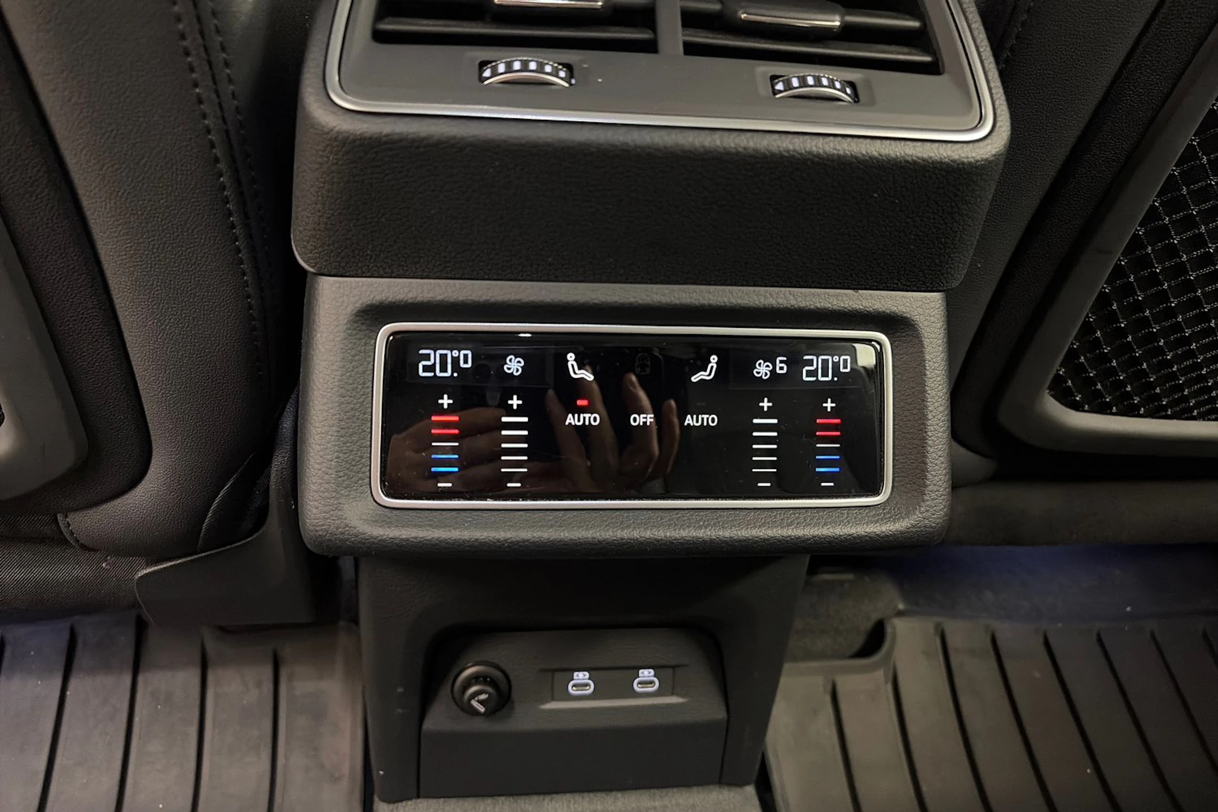 Ruskea (beige) Audi Q8 e-tron 2024 kuva 26.