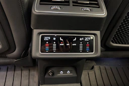 Ruskea (beige) Audi Q8 e-tron 2024 kuva 26.