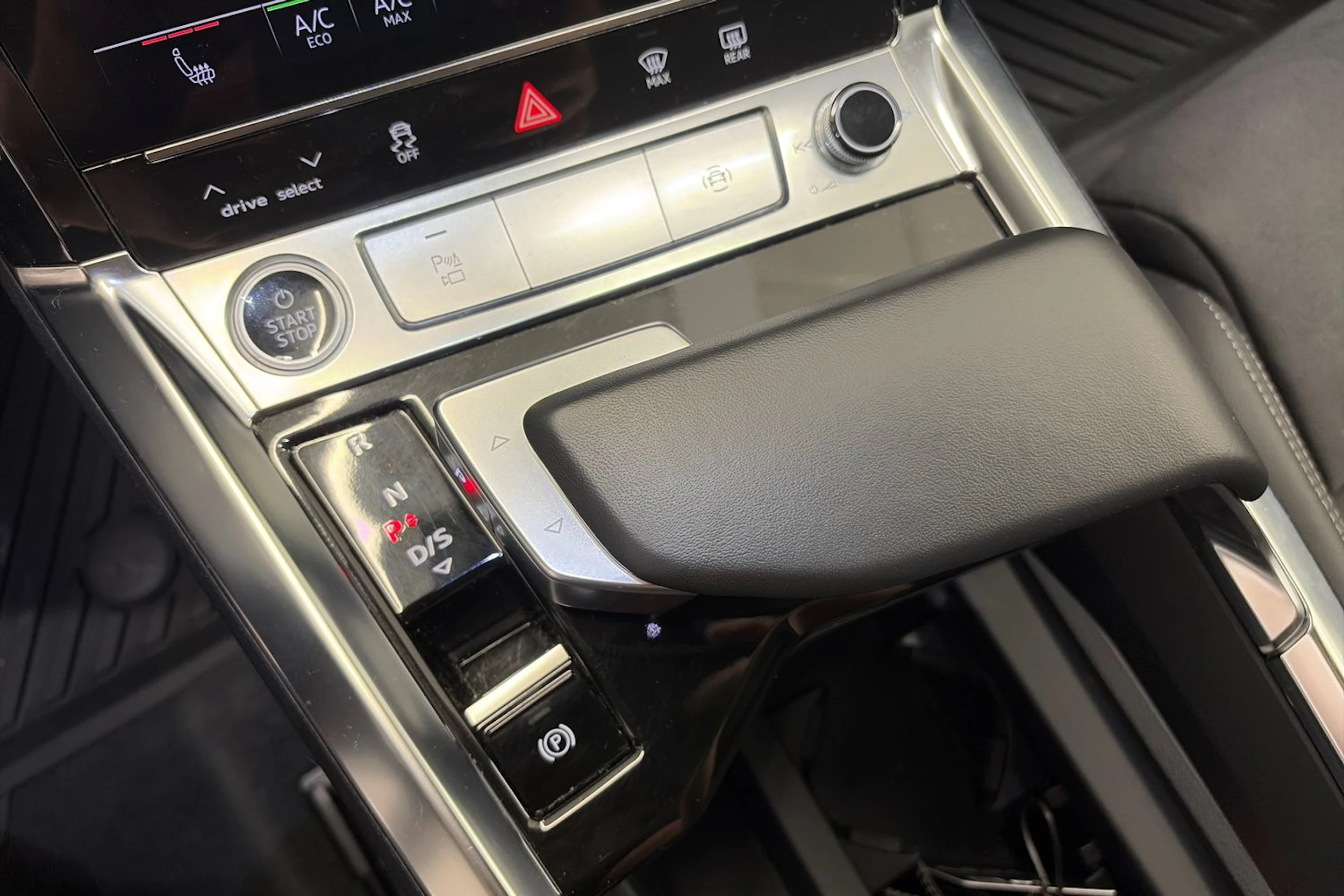 Ruskea (beige) Audi Q8 e-tron 2024 kuva 27.