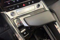 Ruskea (beige) Audi Q8 e-tron 2024 kuva 27.