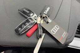 Ruskea (beige) Audi Q8 e-tron 2024 kuva 28.