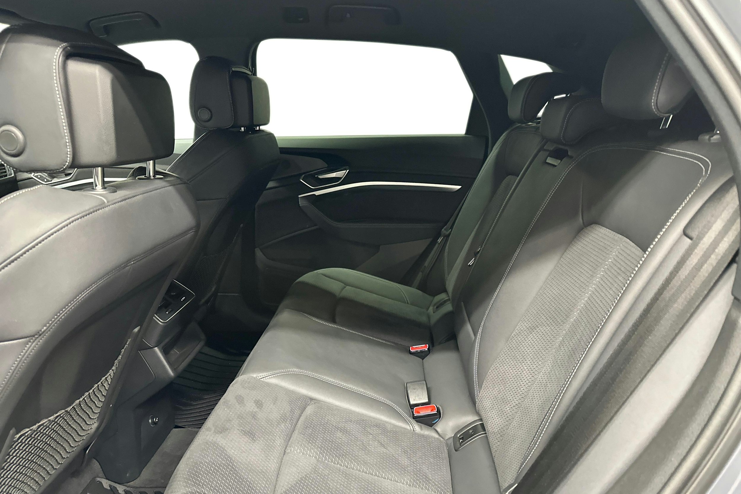 harmaa Audi Q8 e-tron 2024 kuva 10.