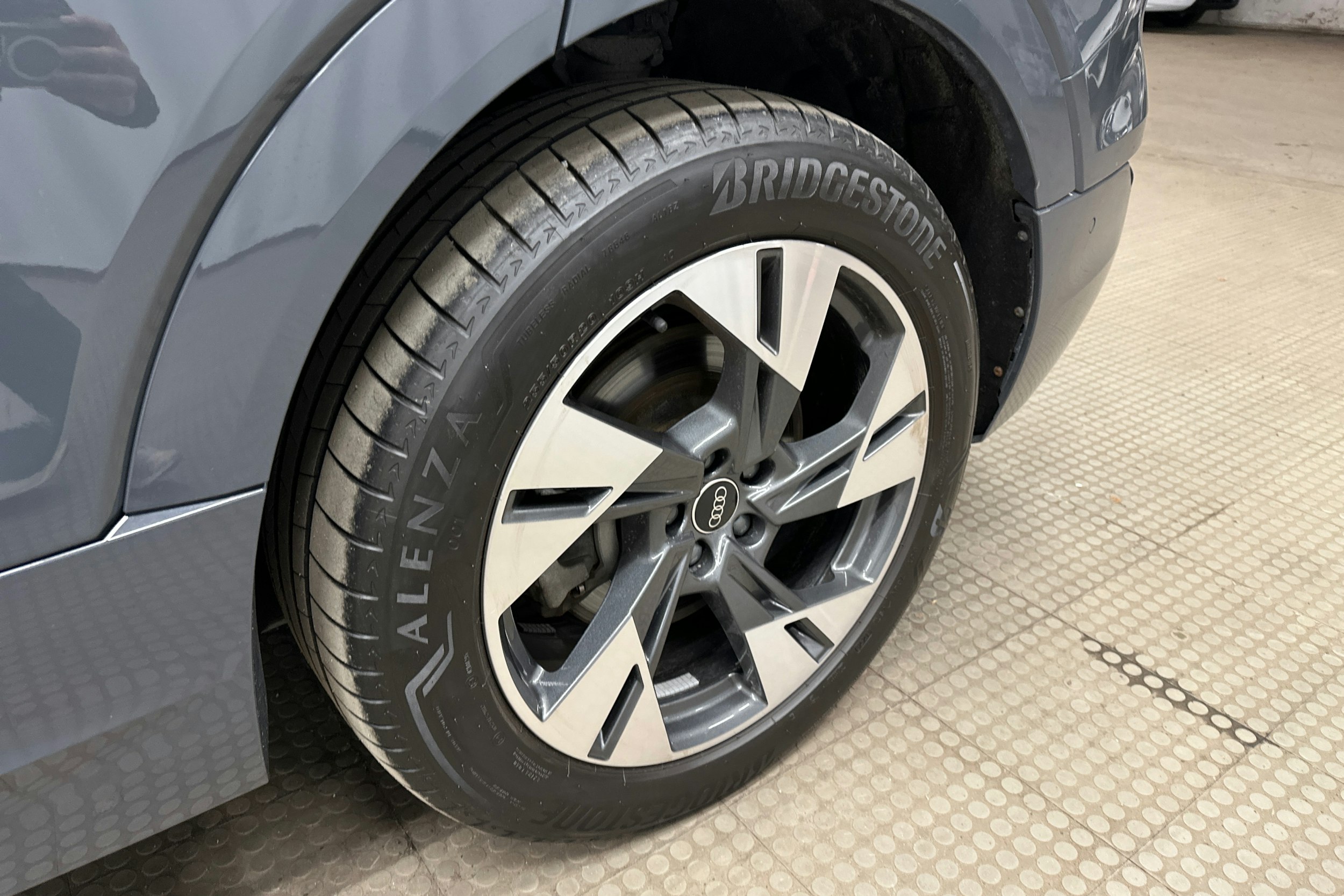 harmaa Audi Q8 e-tron 2024 kuva 13.