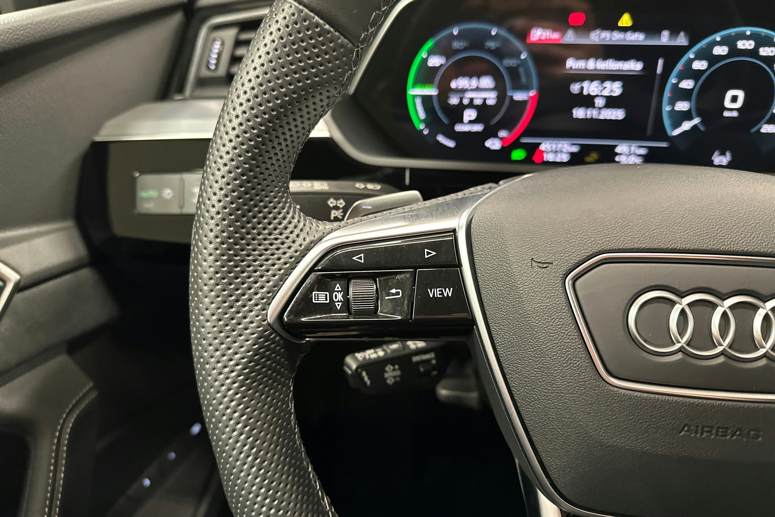 harmaa Audi Q8 e-tron 2024 kuva 14.