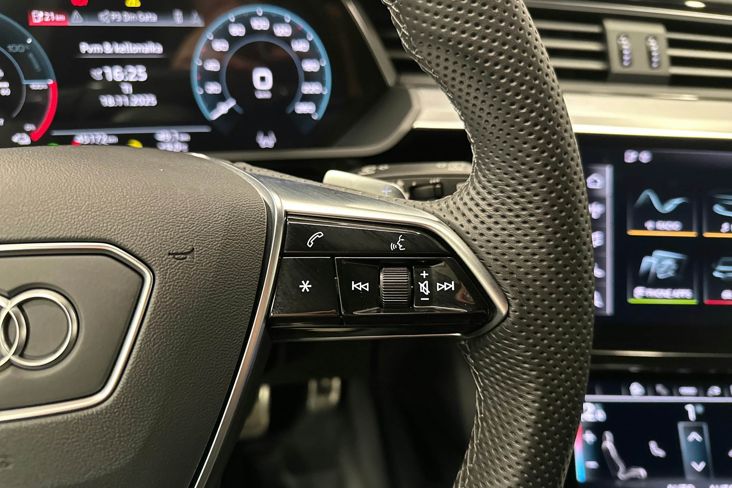 harmaa Audi Q8 e-tron 2024 kuva 15.