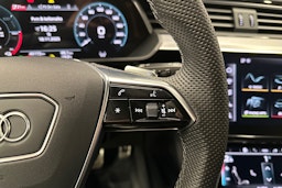 harmaa Audi Q8 e-tron 2024 kuva 15.