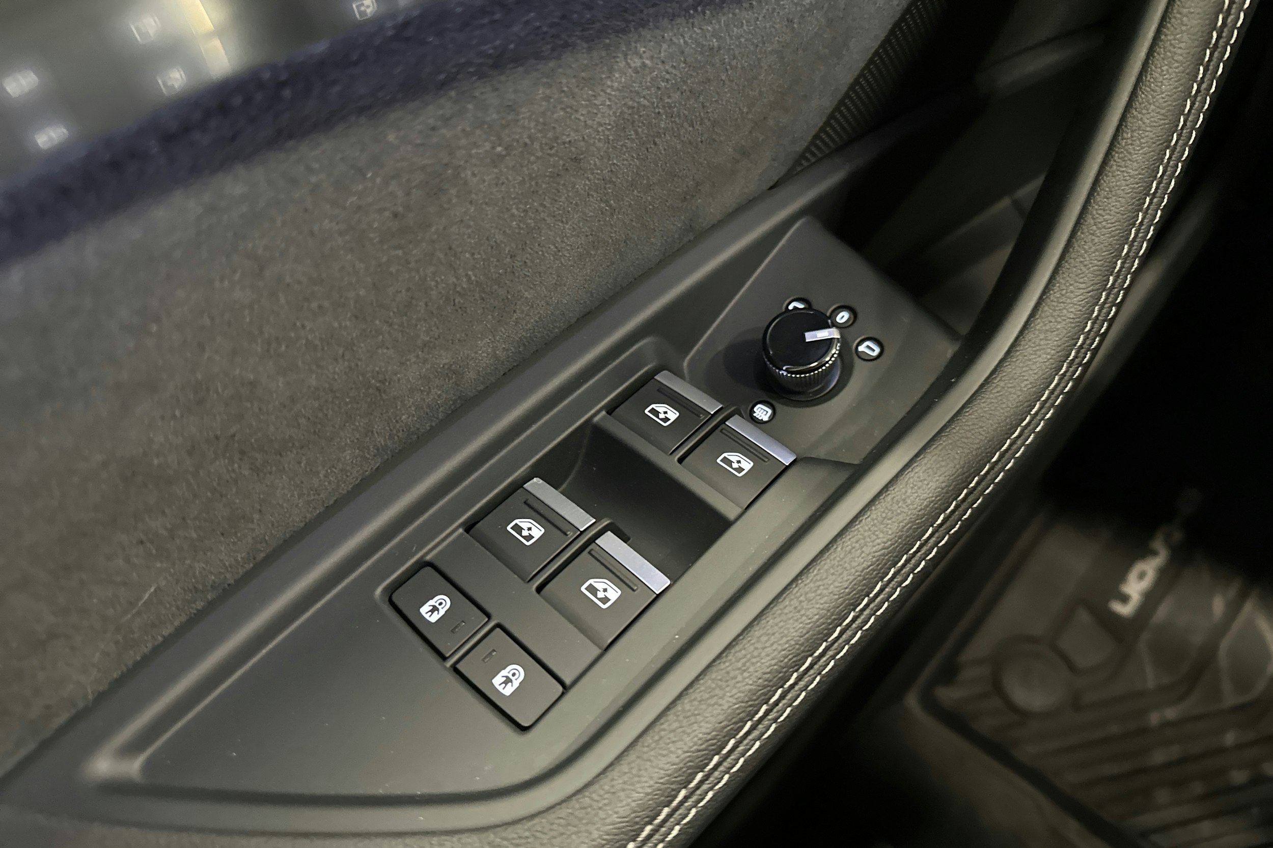 harmaa Audi Q8 e-tron 2024 kuva 19.