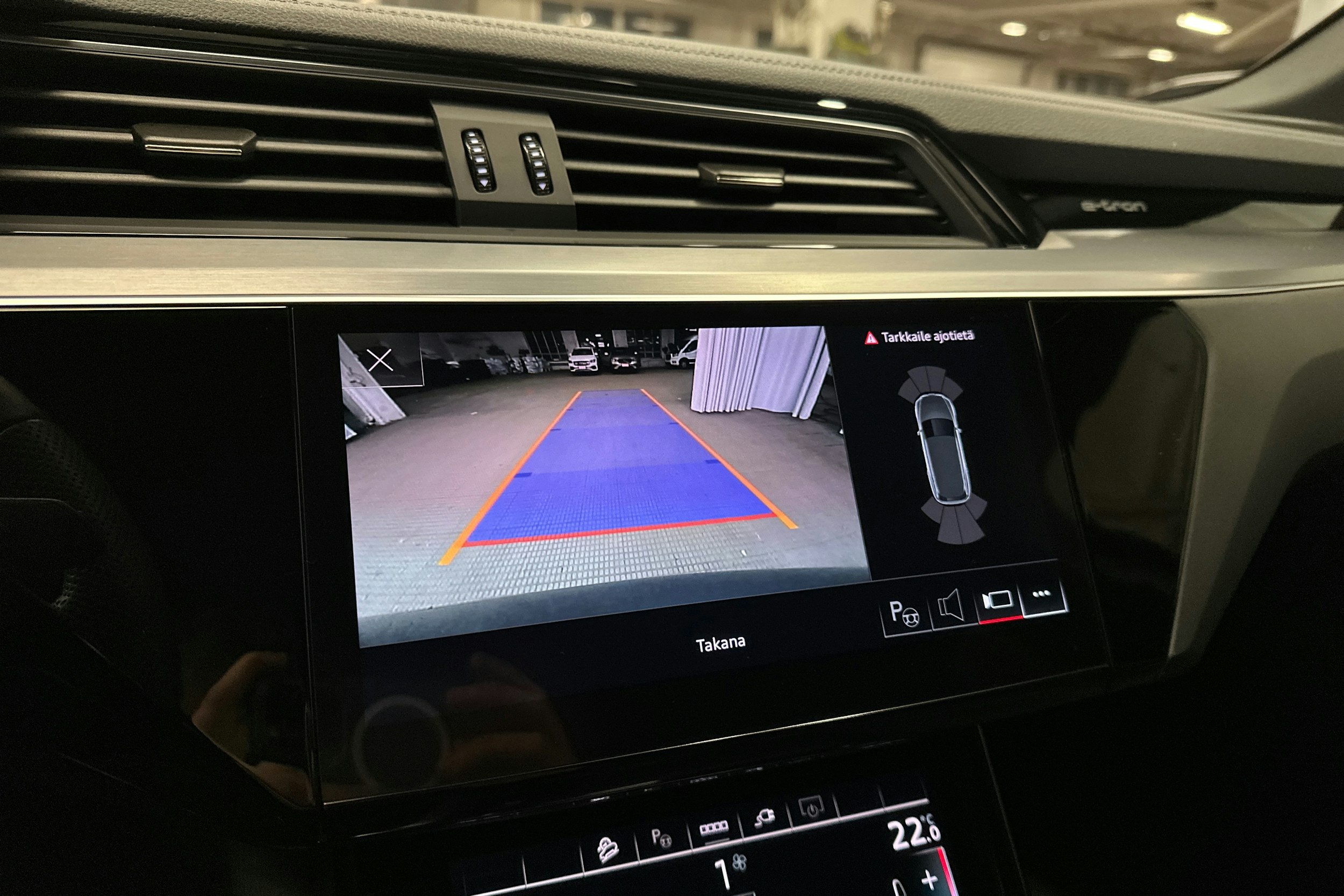 harmaa Audi Q8 e-tron 2024 kuva 20.