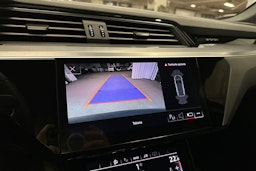 harmaa Audi Q8 e-tron 2024 kuva 20.