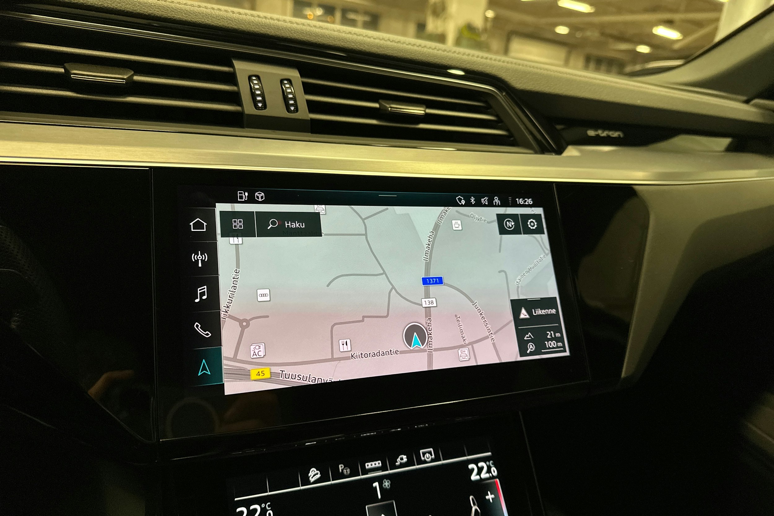 harmaa Audi Q8 e-tron 2024 kuva 22.