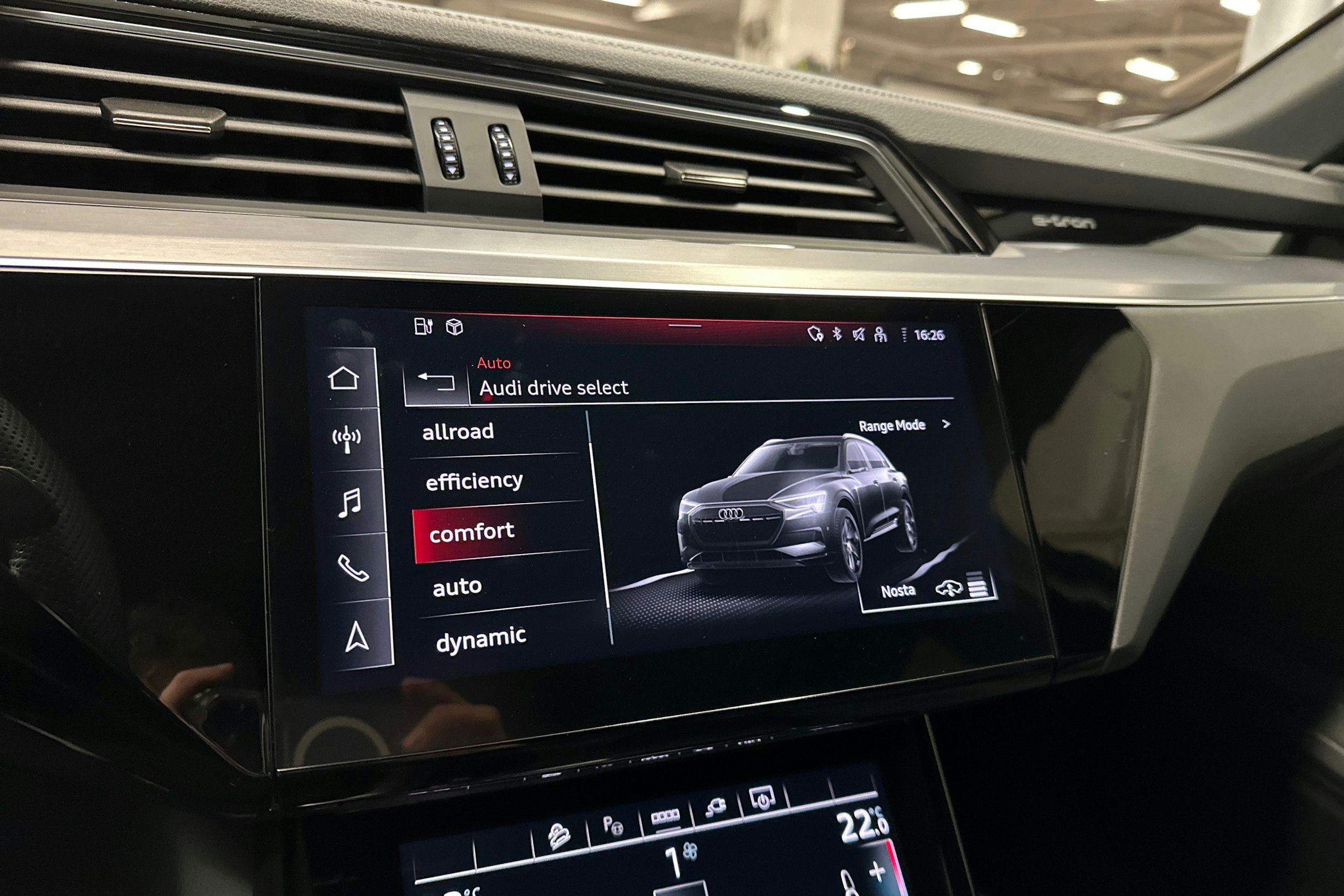 harmaa Audi Q8 e-tron 2024 kuva 23.