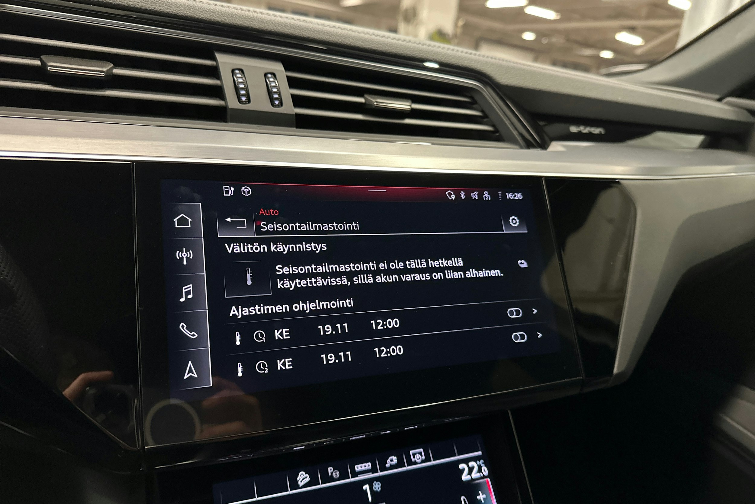 harmaa Audi Q8 e-tron 2024 kuva 24.