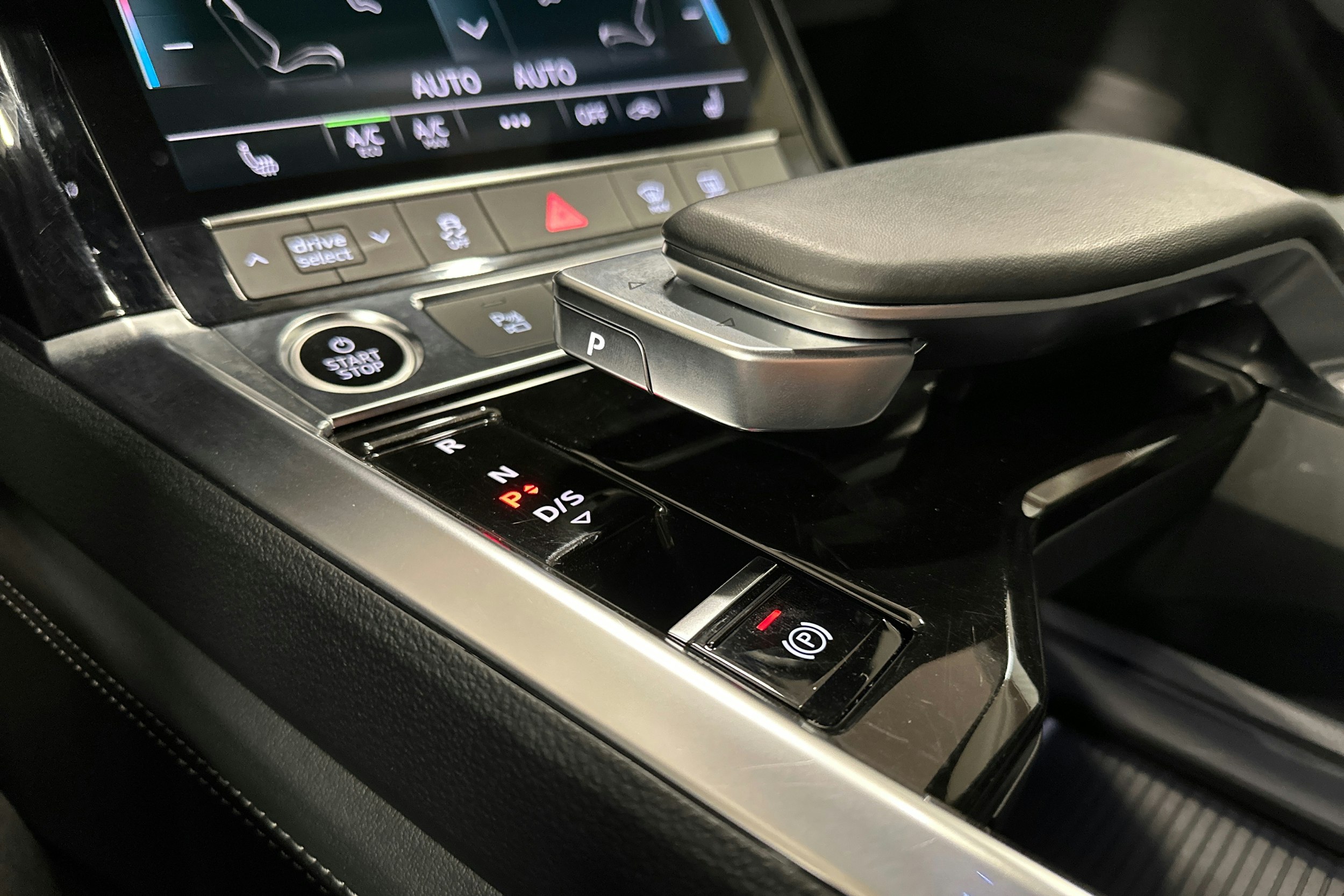 harmaa Audi Q8 e-tron 2024 kuva 26.