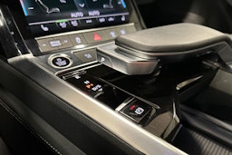 harmaa Audi Q8 e-tron 2024 kuva 26.